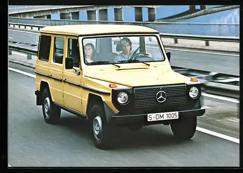 AK Paar in gelbem Mercedes-Benz 280 GE auf einer Autobahn