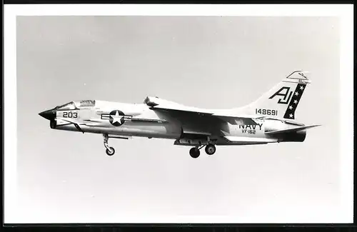 Fotografie Flugzeug Vought F-8 Crusader der US-Navy, Kennung VF-162
