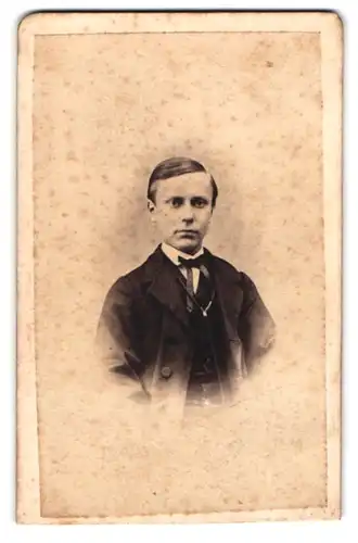 Fotografie H. Köhler, Leipzig, Königsstr. 2, Portrait eines elegant gekleideten junge Mannes
