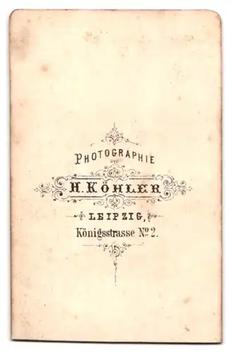 Fotografie H. Köhler, Leipzig, Königsstr. 2, Portrait eines elegant gekleideten junge Mannes