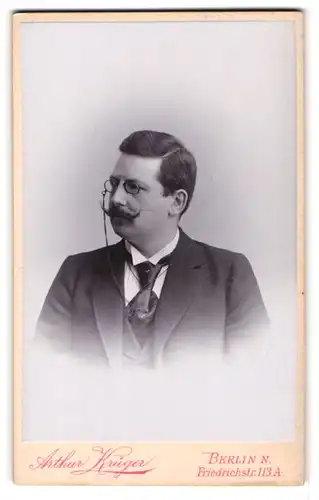 Fotografie Arthur Krüger, Berlin, Friedrichstr. 113a, Portrait stattlicher Herr mit Zwicker und Schnurrbart