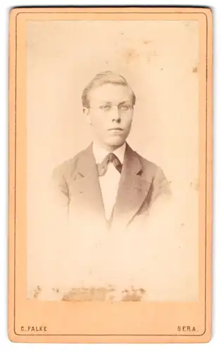 Fotografie C. Falke, Gera, Schleizer-Str. 16, Portrait blonder junger Mann mit Brille