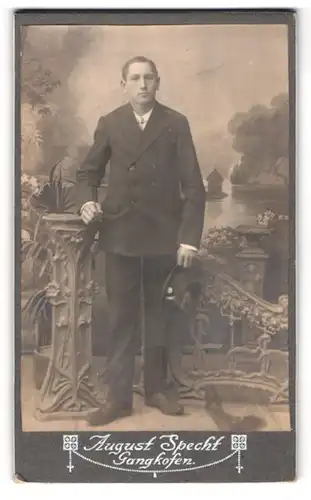 Fotografie August Specht, Gangkofen, Bahnhofstr., Portrait stattlciher Herr mit Hut im Anzug