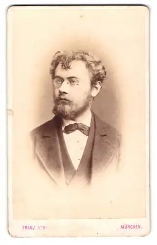 Fotografie Franz Neumayer, München, Christophstr. 4, Portrait stattlicher Herr mit Vollbart und Zwicker