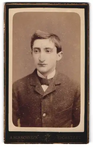 Fotografie A. Hirschbeck, Eichstätt, Portrait charmanter junger Mann mit Fliege im Jackett