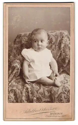 Fotografie Adalbert Werner, München, Elisenstr. 7, Portrait süsses Baby im Hemdchen