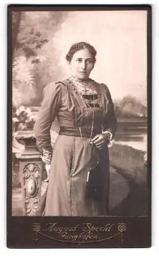 Fotografie August Specht, Gangkofen, Bahnhofstr., Portrait schöne junge Frau in elegant besticktem Kleid