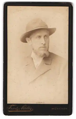 Fotografie Friedr. Müller, München, Amalienstr. 9, Portrait stattlicher Mann mit Hut und Bart