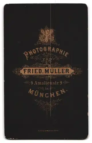 Fotografie Friedr. Müller, München, Amalienstr. 9, Portrait stattlicher Mann mit Hut und Bart