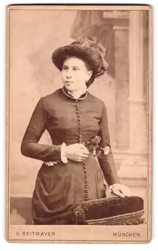 Fotografie O. Reitmayer, München, Briennerstr. 4, Portrait hübsche Dame mit Hut im Kleid