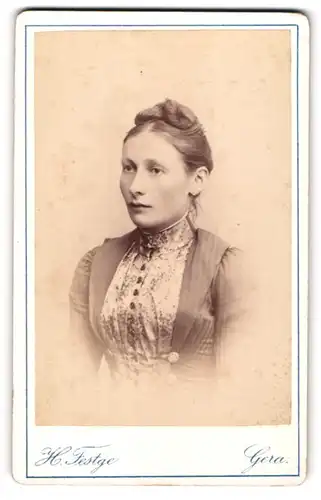Fotografie H. Festge, Gera, Portrait schöne junge Frau mit Dutt in bestickter Bluse