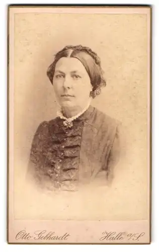 Fotografie Otto Gebhardt, Halle a. S., Poststr. 9 & 10, Portrait einer elegant gekleideten Frau