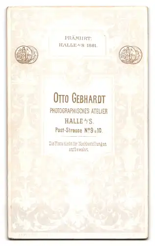 Fotografie Otto Gebhardt, Halle a. S., Poststr. 9 & 10, Portrait einer elegant gekleideten Frau