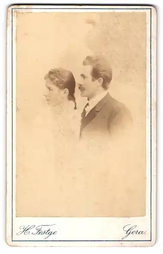 Fotografie H. Festge, Gera, Portrait eines elegant gekleideten Paares