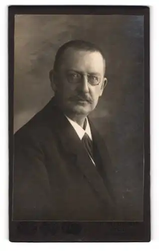 Fotografie H. Meisemann, Forst i. L., Mühlenstr. 36, Portrait stattlicher Herr mit Zwicker und Schnurrbart