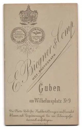 Fotografie E. Biegener & Co., Guben, Wilhelmsplatz 9, Portrait charmanter junger Mann mit Zwicker im Jackett