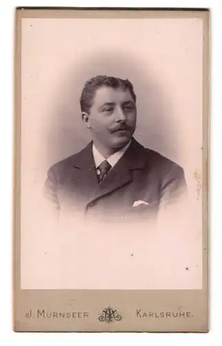 Fotografie J. Mürnseer, Karlsruhe, Rüppurrerstr. 16, Portrait charmanter Mann mit Schnurrbart im Jackett