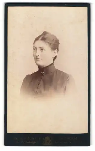 Fotografie Selle & Kuntze, Potsdam, Schwertfegerstr. 14, Portrait bildschönes Fräulein mit Dutt