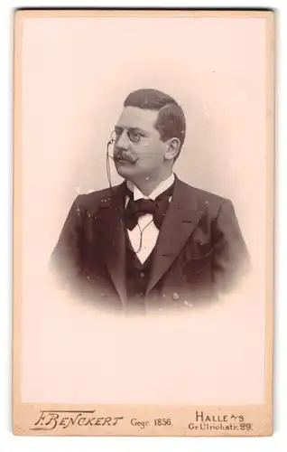 Fotografie F. Benckert, Halle a. S., Gr. Ulrichstr. 29, Portrait stattlicher Herr mit Zwicker und Schnurrbart