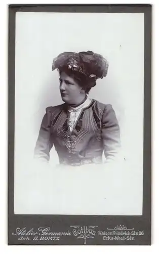 Fotografie Atelier Germania, Cottbus, Kaiser-Friedrich-Str. 26, Portrait bildschöne Dame mit interessantem Hut