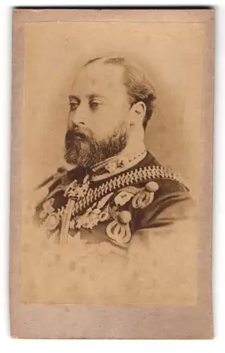 Fotografie unbekannter Fotograf und Ort, Portrait König Edward VII. von Grossbritannien in Uniform mit Orden