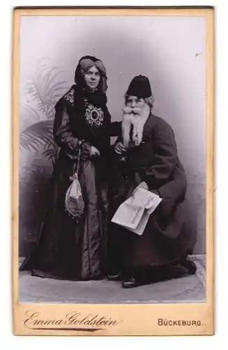 Fotografie Emma Goldstein, Bückeburg, Frl. Mosbach und Frl. Schkerl als altes Ehepaar im Kostüm zum Fasching, 1896