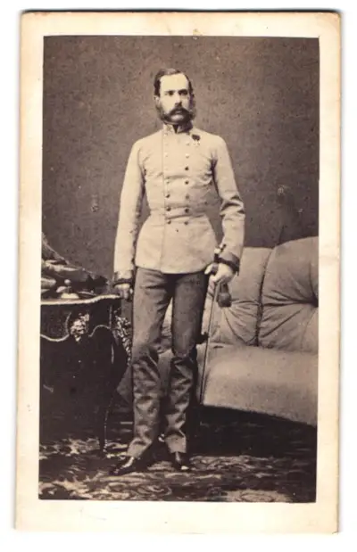 Fotografie unbekannter Fotograf und Ort, Portrait Kaiser Franz Joseph I. von Österreich, Gemahl von Sissi in Uniform 0