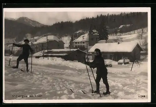 AK St. Cergues, Junge Skifahrer im Ort