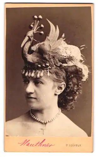 Fotografie Dr. Szekely, Wien, Portrait Schauspielerin Henriette Mauthner mit schickem Kopfschmuck