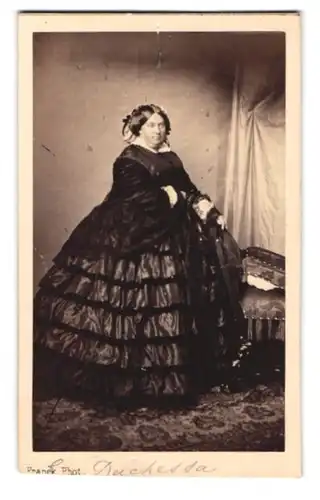Fotografie Franck, Paris, Portrait Louisa Marie Therese d`Artois, Prinzessin von Frankreich im Kleid