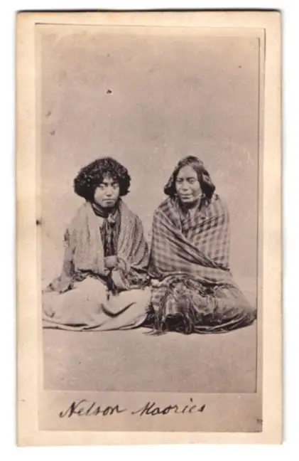 Fotografie Fotograf unbekannt, Nelson / VIC, zwei Maori Frauen aus Nelson in Decken gehüllt 0
