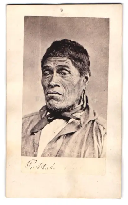 Fotografie unbekannter Fotograf und Ort, älterer Maori Mann im Anzug mit Fliege 0