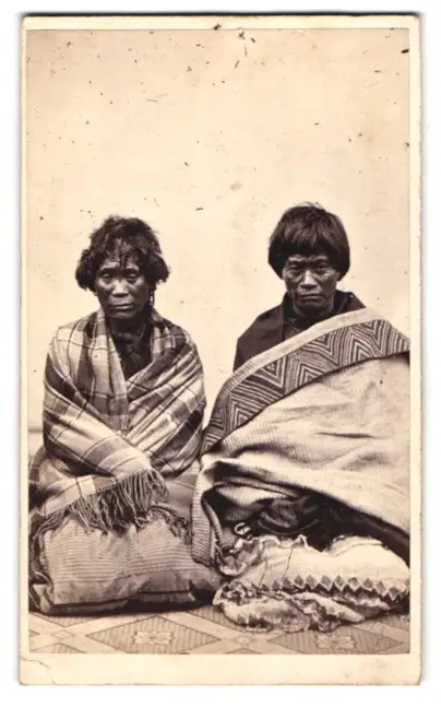 Fotografie G. W. Bishop, Auckland, zwei ältere Maoris in Kowhaiwhai Decken gehüllt 0
