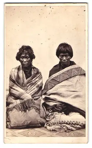 Fotografie G. W. Bishop, Auckland, zwei ältere Maoris in Kowhaiwhai Decken gehüllt