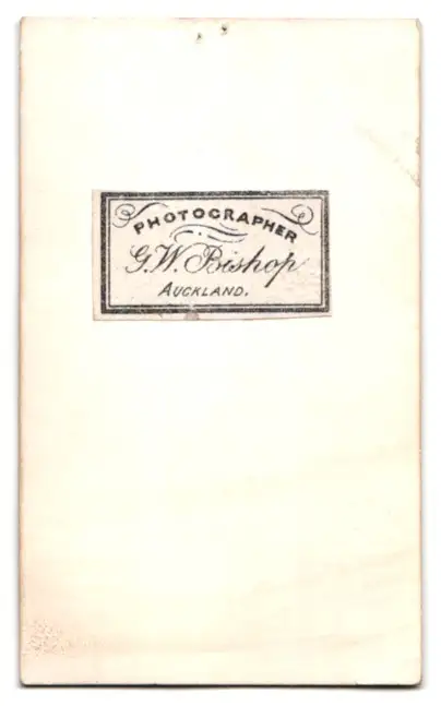 Fotografie G. W. Bishop, Auckland, zwei ältere Maoris in Kowhaiwhai Decken gehüllt 1