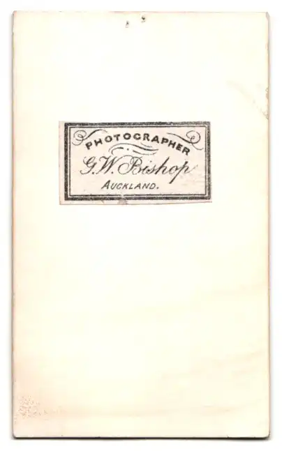 Fotografie G. W. Bishop, Auckland, zwei ältere Maoris in Kowhaiwhai Decken gehüllt 1