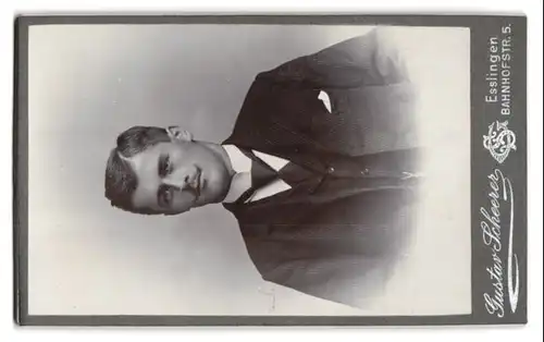 Fotografie Gustav Scheerer, Esslingen, Bahnhofstr. 5, Ansicht Esslingen, Blick auf das Ateliersgebäude mit Plakat