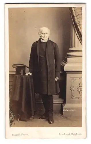 Fotografie Mayall, London, Portrait Charles Thomas Longley, Erzbischof von Canterbury im Anzug mit Zylinder, Archbishop