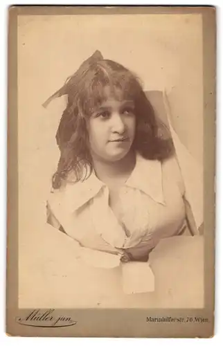 Fotografie Müller jun., Wien, Portrait Schauspielerin Paula Löwe durchbricht die Wand, Rückseite mit Autograph, 1887