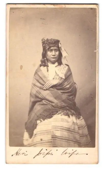 3 Fotografien H. Webster, Auckland, Maori Häuptling mit Taiaha und seinen beiden Frauen 0