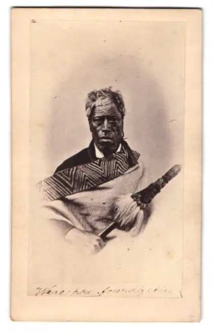 3 Fotografien H. Webster, Auckland, Maori Häuptling mit Taiaha und seinen beiden Frauen 1