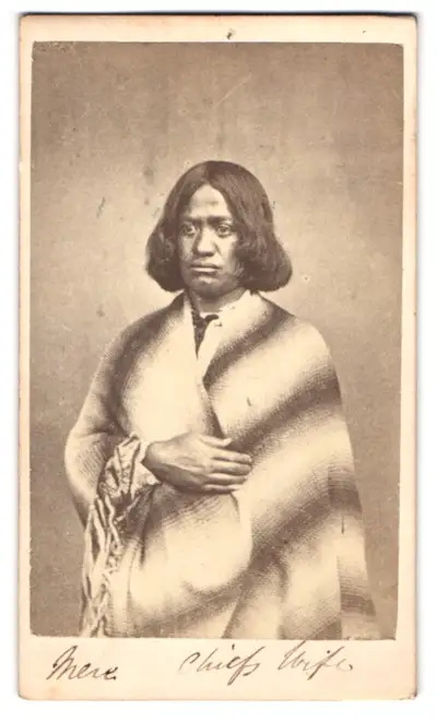 3 Fotografien H. Webster, Auckland, Maori Häuptling mit Taiaha und seinen beiden Frauen 2