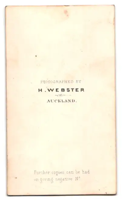 3 Fotografien H. Webster, Auckland, Maori Häuptling mit Taiaha und seinen beiden Frauen 3