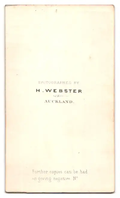 3 Fotografien H. Webster, Auckland, Maori Häuptling mit Taiaha und seinen beiden Frauen 4