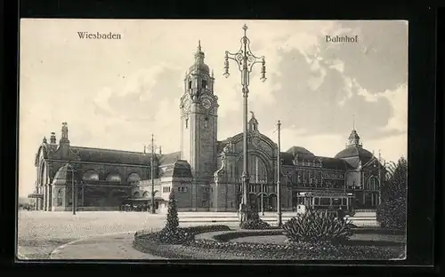 AK Wiesbaden, Blick auf den Bahnhof, Strassenbahn