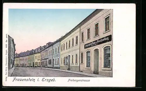 Goldfenster-AK Frauenstein i. Erzgeb., Freibergerstrasse mit Geschäften