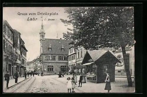 AK Lahr i. Baden, Strasse am Urteilsplatz mit Verkaufsbüdchen