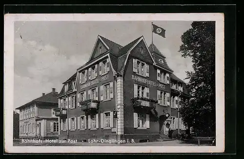 AK Lahr-Dinglingen i. B., Bahnhofs-Hotel und Pension zur Post Ernst Nussbaumer, Strassenansicht, -Fahne