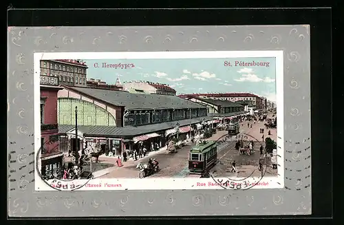 Präge-AK St. Pétersborug, Rue Sadevaja avec le marché, Strassenpartie mit Strassenbahn