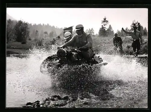 Foto-AK Motorrad mit Beiwagen fährt durch flaches Wasser, IVSU